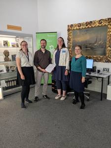 Dr. Antje J. Gornig, Dr. Claudia Brandt und Kristin Houschka übergeben den Zwischenbericht an an Mathias Deinert vom DZK. ©Halberstadt, 22.08.2025 Dr. Antje J. Gornig, Dr. Claudia Brandt und Kristin Houschka übergeben den Zwischenbericht an an Mathias Deinert vom DZK. ©Halberstadt, 22.08.2025