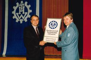 29.06.1991_Staatssekret&auml;r Lintner &uuml;berreichte dem THW-Ortsbeauftragten f&uuml;r Halberstadt, Bartholmeus, das Ortsverbandschild &copy;Hilberath
