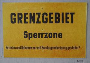 Schild mit Aufschrift „Grenzgebiet / Sperrzone / Betreten und Befahren nur mit Sondergenehmigung gestattet!“ &copy;Städtisches Museum Halberstadt