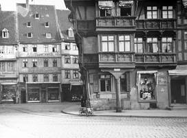 Holzmarkt 8, Stelzfuß, im Hintergrund Schmiedestraße 1, 2 und 3 ©Sammlung Städtisches Museum Halberstadt