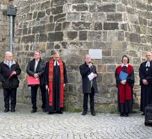 Enthüllung der Gedenktafel für die hingerichteten Täufer im Rahmen des  Ökumenetages in Halberstadt