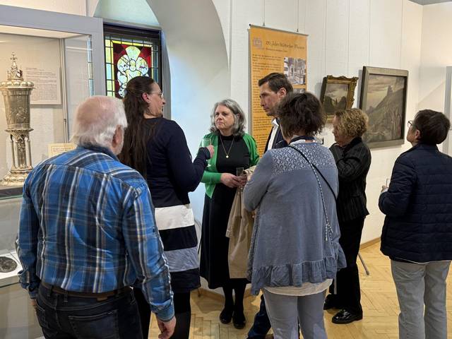 Museumsdirektorin Dr. Antje J. Gornig führt den Halberstädter Oberbürgermeister Daniel Szarata und weitere Gäste durch die eröffnete Jubiläumsausstellung Museumsdirektorin Dr. Antje J. Gornig führt den Halberstädter Oberbürgermeister Daniel Szarata und weitere Gäste durch die eröffnete Jubiläumsausstellung