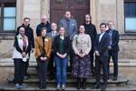 Der wissenschaftliche Beirat vor dem Städtischen Museum (v.l.n.r.): Dr. Babette Ludowici, Dr. Oliver Schlegel, Lara Madita Haps, Dr. Veit Dresely, Dr. Volker Bürger, Caroline Janick, Dr. Patrick Scholl-meyer, Dr. Antje J. Gornig, Prof. Dr. Jörg Orschiedt, Oberbürgermeister Daniel Szarata, Dr. Roland Wiermann