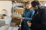 Museumsmitarbeiterinnen Kristin Houschka und Caroline Janick im Magazin der archäologischen Sammlung.