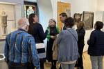 Museumsdirektorin Dr. Antje J. Gornig führt den Halberstädter Oberbürgermeister Daniel Szarata und weitere Gäste durch die eröffnete Jubiläumsausstellung