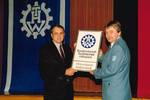29.06.1991_Staatssekretär Lintner überreichte dem THW-Ortsbeauftragten für Halberstadt, Bartholmeus, das Ortsverbandschild