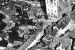 Luftaufnahme mit Blick auf Martinikirche, Hoher Weg, Schmiedestraße, Domplatz und Holzmarkt vor 1945.