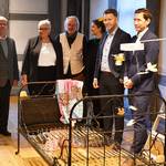 v.l.n.r.: Dr. Volker Bürger (Stadtratsvorsitzender), Monika Kiekenap-Wilhelm (Leiterin M2K), Olaf Wege-witz (Künstler), ilka Leukefeld (Künstlerin), Oberbürgermeister Dennis Weilmann und Oberbürgermeister Daniel Szarata vor einer Kunstinstallation von ilka Leukefeld