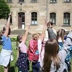 Die Kinder und die Volontärin Désirée Merkel hatten großen Spaß beim Lernen.