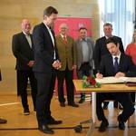 Botschaftsrat Dr. Jonas Belina beim Eintrag in das Goldene Buch der Stadt Halberstadt