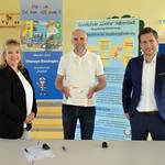 Schulleiterin Cornelia Henke, Gesellschafter Steffen Lauterbach und Oberbürgermeister Daniel Szarata freuen sich über den Kooperationsvertrag
