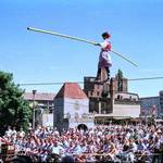 Die letzte große Feier, so der Titel des Ausstellungsabschnitts, der die Feierlichkeiten zu 1000 Jahre Markt,- Münz- und Zollrecht näher beleuchtet. Zum Höhepunkt wurde die vom 16. Juni bis 25. Juni 1989 stattfindende Festwoche, die an diesem Tag vor 35 Jahren endete. Auftritt der Geschwister Weisheit auf dem Halberstädter Holzmarkt. Foto: Burkhard Schaller ©Städtisches Museum