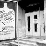 Im Treppenhaus des Museums werden Fotoaufnahmen von Burkhard Schaller gezeigt, der die 1980er Jahr sowie die Wendezeit in einmaliger weise in seinen Bildern festgehalten hat.  Gaststätte „Goldbroiler“ am Tag vor der Währungsunion, Otto-Grotewohl-Straße, (Friedrich-Ebert-Straße), 30. Juni 1990 ©Städtisches Museum