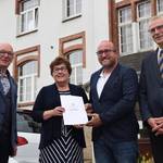 Sozialministerin Petra Grimm Benne überreichte Prof. Dr. Klaus Begall (Kuratoriumsvorsitzender des Cecilienstifts), Sebastian Kullmann (Hausleiter Hephata) und Holger Thiele (Stiftungsvorstand) den Zuwendungsbescheid Sozialministerin Petra Grimm Benne überreichte Prof. Dr. Klaus Begall (Kuratoriumsvorsitzender des Cecilienstifts), Sebastian Kullmann (Hausleiter Hephata) und Holger Thiele (Stiftungsvorstand) den Zuwendungsbescheid