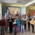 Kinder und Erzieherinnen und Erzieher des Horts „Anne Frank“ starten kreatives Musikprojekt Kinder und Erzieherinnen und Erzieher des Horts „Anne Frank“ starten kreatives Musikprojekt