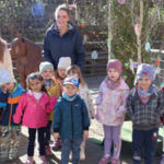 15 Kinder der „Hasen“-Gruppe aus der Kita „Waldblick“ besuchten und schmückten den Tiergarten Halberstadt