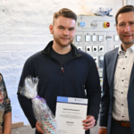 Betriebsleiterin Ulrike Lemme und Oberbürgermeister Daniel Szarata freuen sich mit Dominik Winningstedt über das Weiterbildungsstipendium