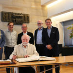 Frank-Ulrich Schmidt beim Eintrag in das Goldene Buch der Stadt Halberstadt