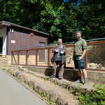 Sylvia Jahn und Tiergartenleiter David Neubert bei der Übergabe der Jahreskarte