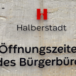 Eingangsschild zum Bürgerbüro der Stadt Halberstadt