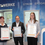 Freuen sich über fortwährend gelebte Qualität und die damit verbundenen drei Auszeichnungen als TOP Lokalversorger 2025 (v.l.n.r): Freuen sich über fortwährend gelebte Qualität und die damit verbundenen drei Auszeichnungen als TOP Lokalversorger 2025 (v.l.n.r):