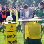 Oberbürgermeister Daniel Szarata und Vereinsvorsitzender Jens Fuckert unterzeichnen die Verträge Oberbürgermeister Daniel Szarata und Vereinsvorsitzender Jens Fuckert unterzeichnen die Verträge