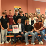 Übergabe der Freundschaftsbank im Foyer der Schule