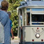 Neugierige Besucher erwarten die Ankunft der historischen Straßenbahn. Neugierige Besucher erwarten die Ankunft der historischen Straßenbahn.