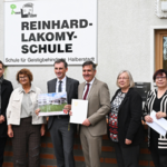 Große Freude über den Besuch von Bildungsminister Jan Riedel (5.v.l.) und den Förderbescheid