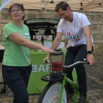 Am Smoothie-Bike erarbeitete sich hier Oberbürgermeister Daniel Szarata seinen gesunden Drink selbst.