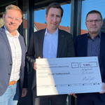 ÖSA-Geschäftsstellenleiter Max Grüning und  ÖSA-Gebietsleiter Erik Lange freuen sich mit Oberbürgermeister Daniel Szarata über die Unterstützung der Stadt Halberstadt