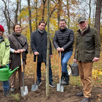 v.r.n.l. Dr. Hermann Onko Aeikens, Vorstandsvorsitzender des Gartenträume-Vereins, Minister Sven Schulze und Oberbürgermeister Daniel Szarata, Dr. Nele Herkt, Geschäftsführerin der SUNK sowie Heike Tenzer, Gartendenkmalpflegerin griffen gemeinsam zur Schaufel.