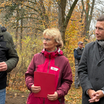 Überreichung des neuen Schneeglöckchen-Zertifikats -  Vor Ort erhielt Mirko Zerwell (li) vom Halberstädter Bergeverein e. V. als einer der ersten Förderer dieses Zertifikat von Roswitha Hutfilz, Leiterin, der Abteilung Stadtgrün (mitte)