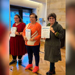 lückliche Gewinnerinnen beim Elfchenwettbewerb 2025 : Thema Gerechtigkeit