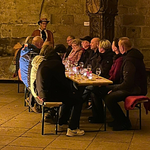 Ganz stimmungsvoll empfängt eine Winzerfrau ihre Gäste zur Weinprobe im Kreuzgang der Liebfrauenkirche