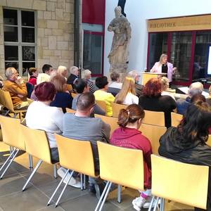 Archivarin Janin Spott erklärt das Vorgehen bei genealogischen Recherchen im Stadtarchiv Halberstadt ©Stadtarchiv Halberstadt