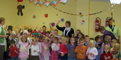 Zwergenland-Kinder begr&uuml;&szlig;en ihre Geburtstagsg&auml;ste