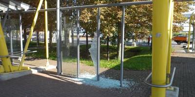 Zerst&ouml;rte Glasscheiben im Wartebereich des Halberst&auml;dter Busbahnhofs.