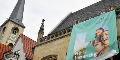 Ganz sichtbar am Rathaus: Die neue Stadtmarke für Halberstadt