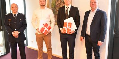 Feuerwehrchef Ingo Wetzel, die Brandmeisteranwärter Maximilian Ley und Lukas Handel sowie der stellv. Oberbürgermeister Thomas Rimpler nach der Übergabe der Ernennungsurkunden