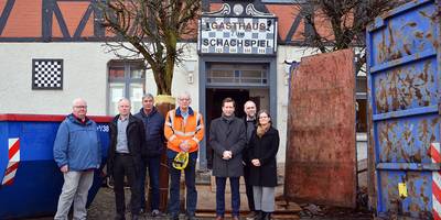v.r.n.l.: Ulrike Lauterbach und Steffen Lauterbauch von der arc architekturconzept GmbH, Oberbür-germeister Daniel Szarata, Ortsbürgermeister Jens Müller, Abteilungsleiter Hochbau Jörg Wolansky, Fachbereichsleiter Bauen und Ordnung Jens Klaus und Volker Bolze aus der Abteilung Hochbau bei der Baustellenbesichtigung
