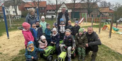 Große Freude herrscht bei den Kindern der Kita Spatzennest und ihrer Leiterin Andrea Bernicker (li) über die großzügige Spende der Bürgerinitiative. ©Stadt Halberstadt
