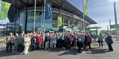 Gruppenfoto der Teilnehmerinnen und Teilnehmer der ersten Bürgerfahrt vor der Volkswagen Arena ©Stadt Halberstadt