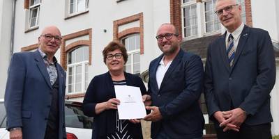 Sozialministerin Petra Grimm Benne überreichte Prof. Dr. Klaus Begall (Kuratoriumsvorsitzender des Cecilienstifts), Sebastian Kullmann (Hausleiter Hephata) und Holger Thiele (Stiftungsvorstand) den Zuwendungsbescheid ©Cecilienstift Halberstadt Sozialministerin Petra Grimm Benne überreichte Prof. Dr. Klaus Begall (Kuratoriumsvorsitzender des Cecilienstifts), Sebastian Kullmann (Hausleiter Hephata) und Holger Thiele (Stiftungsvorstand) den Zuwendungsbescheid ©Cecilienstift Halberstadt