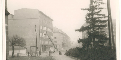 Blick &uuml;ber Fischmarkt, HO Warenhaus, Weihnachtsbaum an Martinikirche Dezember 1977 &copy;Städtisches Museum HBS