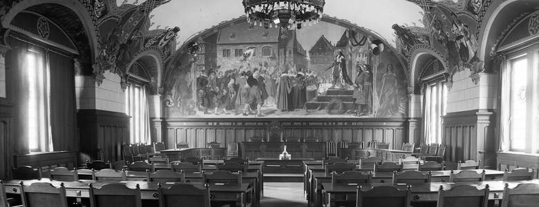 Der Sitzungssaal in der Dompropstei mit ornamentaler Ausschmückung und dem Monumentalgemälde von Georg Barlösius.