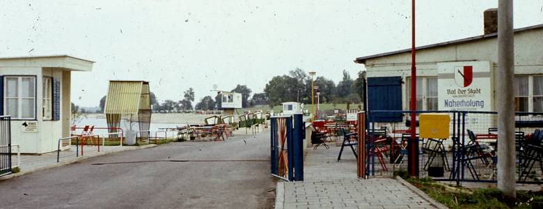 Halberstädter See, Kassenbereich und Rettungsschwimmerturm, 1978
