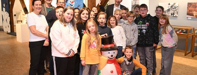 Eröffnung der Schneemann-Ausstellung mit Schülern der Grundschule „Miriam Lundner'