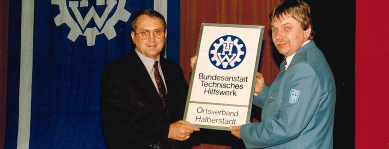 29.06.1991, Staatssekretär Lintner überreichte dem THW-Ortsbeauftragten für Halberstadt, Herrn Bartholmeus, das Ortsverbandschild