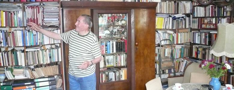 Werner Hartmann 2007 in seinem umfangreichen Archiv